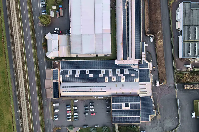 Edificio produttivo con impianto in copertura