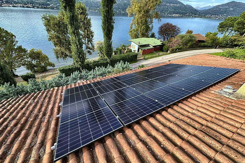Villa sul lago con impianto sulla falda sud