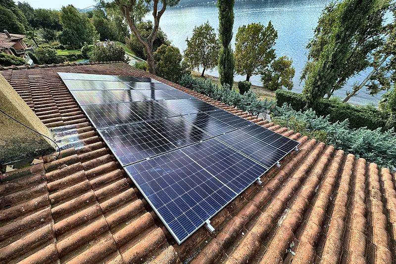 Moduli su tetto in coppi con vista lago