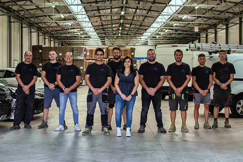 La squadra nel magazzino