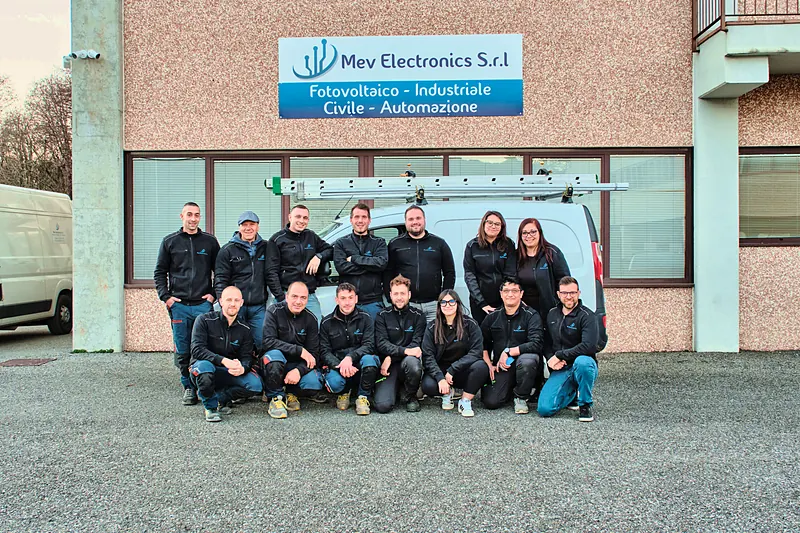 La squadra MEV Electronics davanti alla sede di Cuveglio