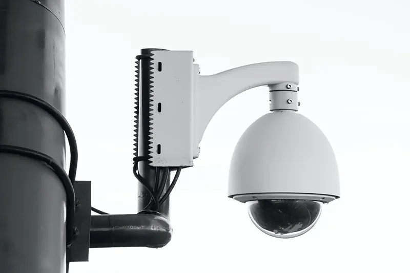 Telecamera dome motorizzata per esterni su palo
